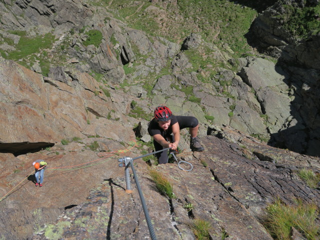 Fernau-Express-Klettersteig: Miriam in der zweiten Schl&uuml;sselstelle (13. Aug.)