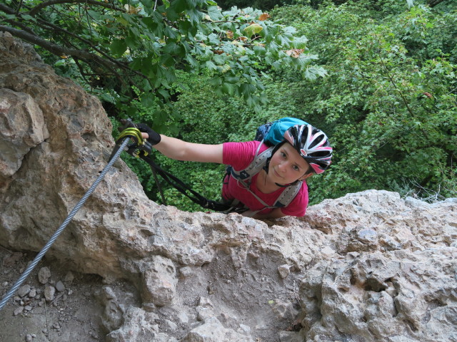 W&auml;hringer Klettersteig: Sabine am Beginn der Nische