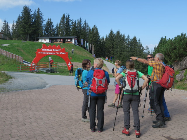 ?, Gabriele, Johanna, Ilka, ? und Richard bei der Bergstation der Hahnenkammbahn, 1.662 m (9. Sept.)