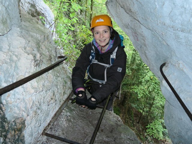 Rudolf-Decker-Klettersteig: Sabine im Wildsch&uuml;tzenloch