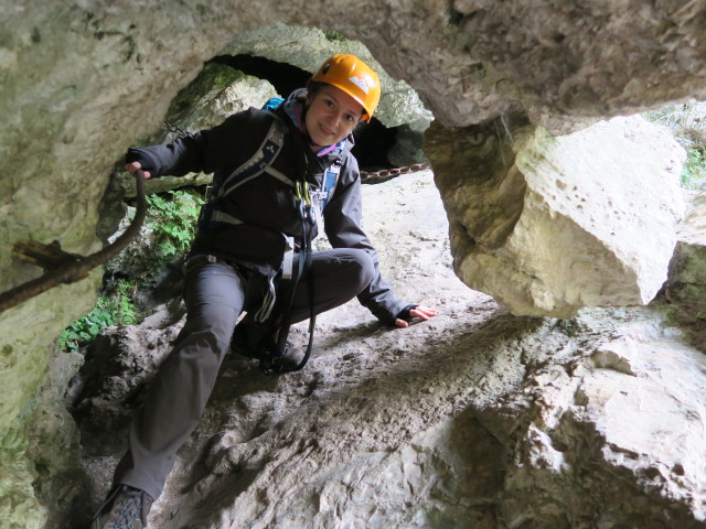 Rudolf-Decker-Klettersteig: Sabine im Wildsch&uuml;tzenloch