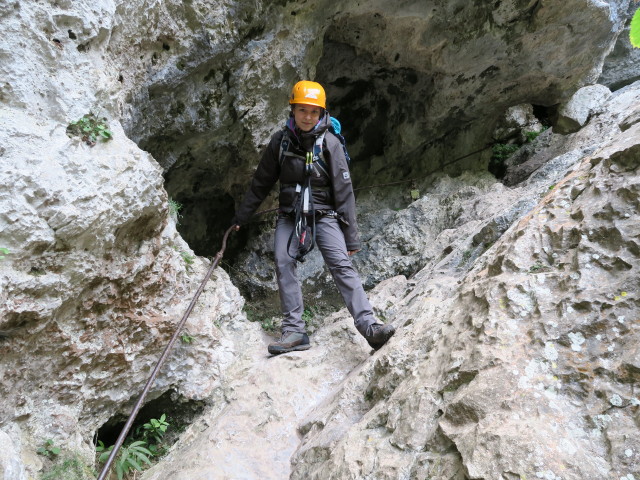 Rudolf-Decker-Klettersteig: Sabine im Wildsch&uuml;tzenloch
