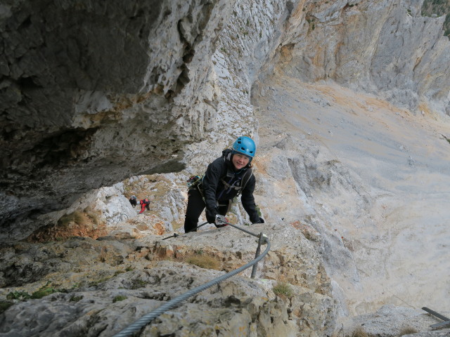 Königschusswand-Klettersteig: Irene zwischen Schlüsselstelle und Höhle