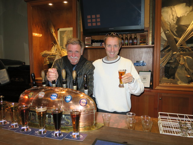 Papa und ich in Speight's Brewery in Dunedin (15. Nov.)