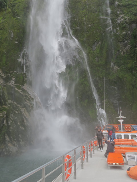 Stirling Falls vom Milford Sound aus (19. Nov.)