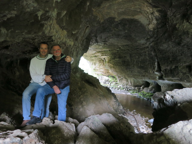 Ich und Papa unter dem Oparara Arch im Kahurangi National Park (24. Nov.)