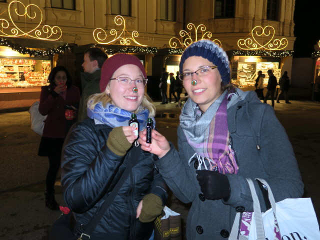 Lauren und Kathrin im Weihnachtsdorf Schloss Belvedere