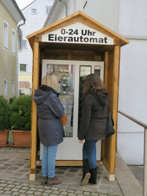 Mama und Sabine beim Eierautomat