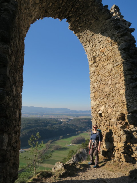 Sabine in der Ruine Türkensturz
