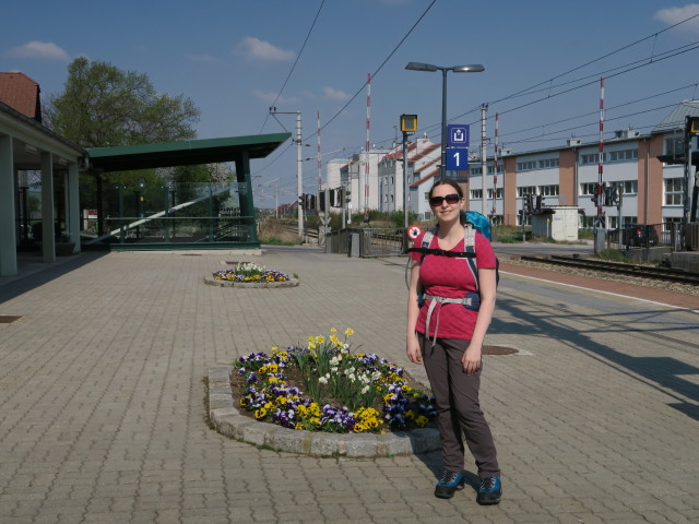 Sabine im Bahnhof Gumpoldskirchen, 218 m