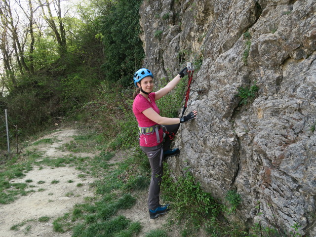 Gumpoldskirchner Klettersteig: Sabine im Einstieg der rechten Variante