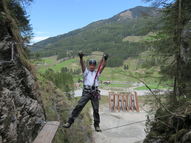 Kesselfall-Klettersteig: Erich auf der ersten Seilbrücke