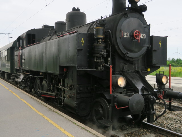 93.1420 mit dem Sonderzug '180 Jahre Eisenbahn' im Bahnhof