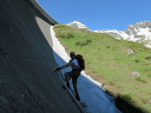 Klettersteig 'MoBo 107': Ich zwischen Flying Fox und Steigbaum