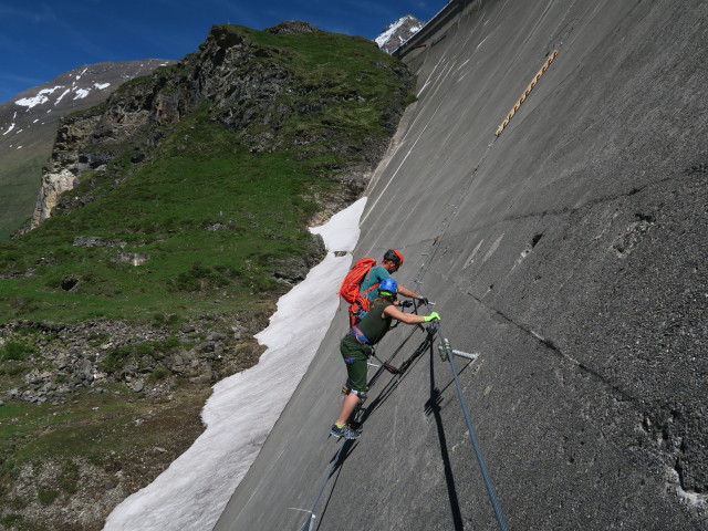 Klettersteig 'MoBo 107': Markus und Leonie zwischen Flying Fox und erstem Steigbaum