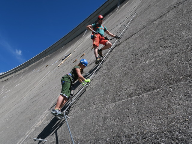 Klettersteig 'MoBo 107': Leonie und Markus zwischen erstem und zweitem Steigbaum