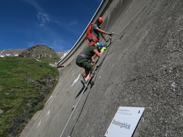 Klettersteig 'MoBo 107': Leonie und Markus zwischen Rastbankerl und Swing