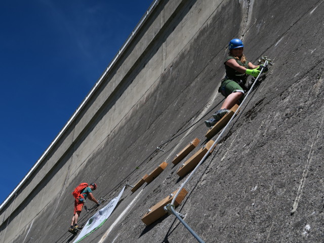 Klettersteig 'MoBo 107': Markus und Leonie zwischen Rastbankerl und Swing