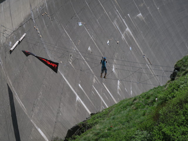 Klettersteig 'MoBo 107': Hans auf der Seilbrücke