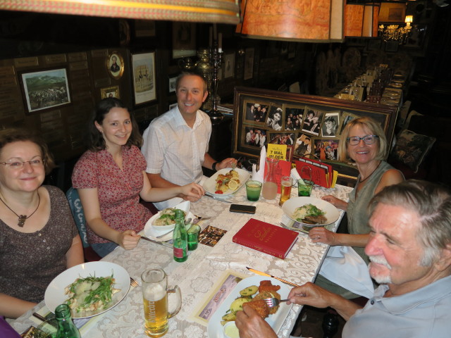 Brigitte, Sabine, ich, Mama und Papa im Marchfelderhof