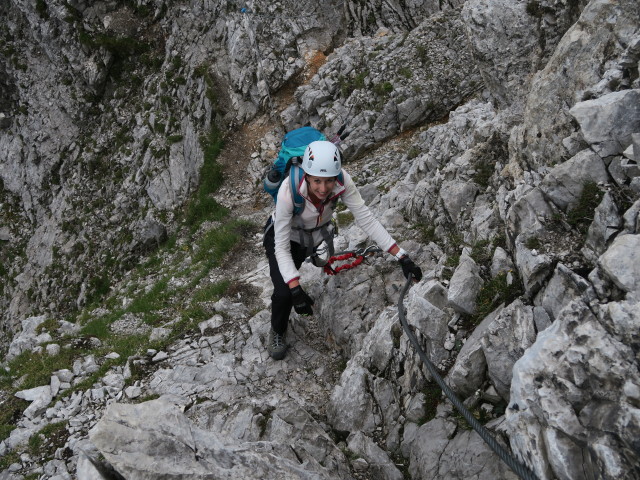 Innsbrucker Klettersteig: Larissa zwischen Mittlerer Kaminspitze und Seufzerbrücke (30. Juli)