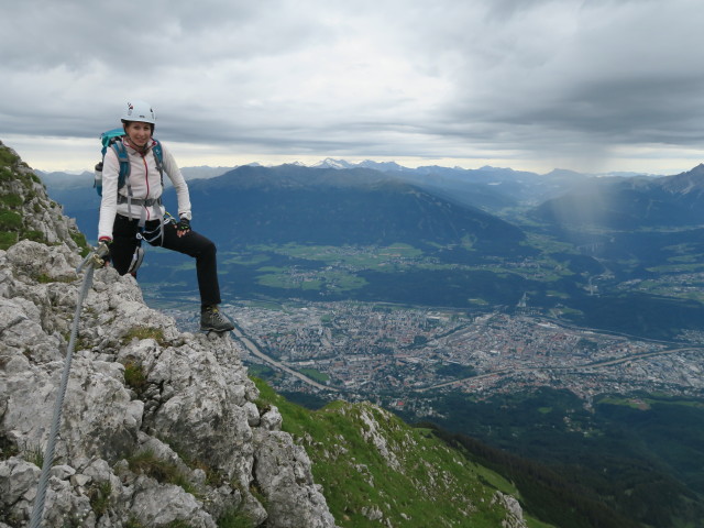Innsbrucker Klettersteig: Larissa zwischen Seufzerbrücke und Westlicher Kaminspitze (30. Juli)
