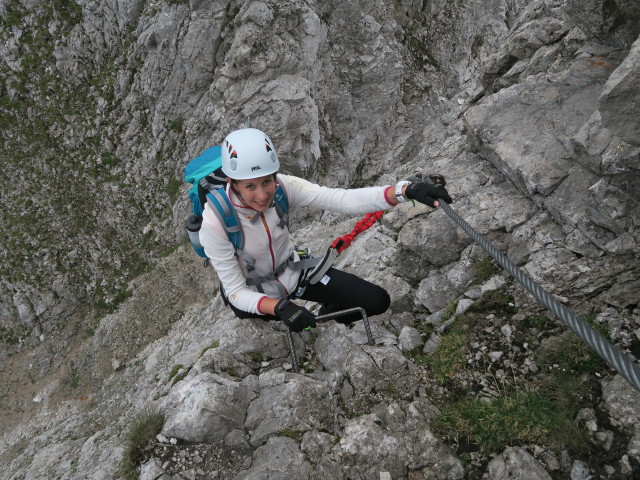 Innsbrucker Klettersteig: Larissa zwischen Seufzerbrücke und Westlicher Kaminspitze (30. Juli)