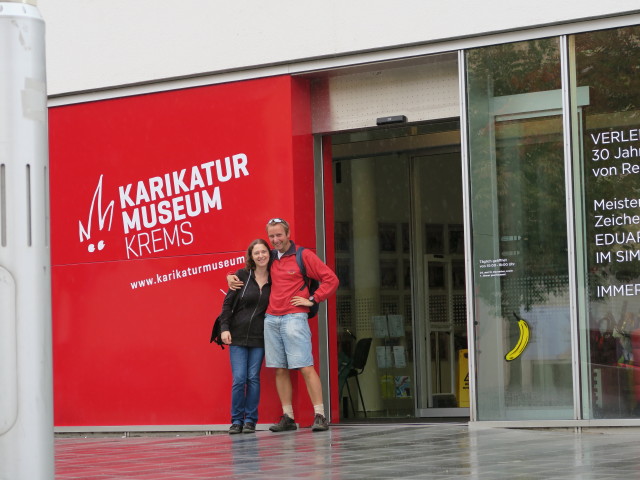 Sabine und ich beim Karikaturmuseum