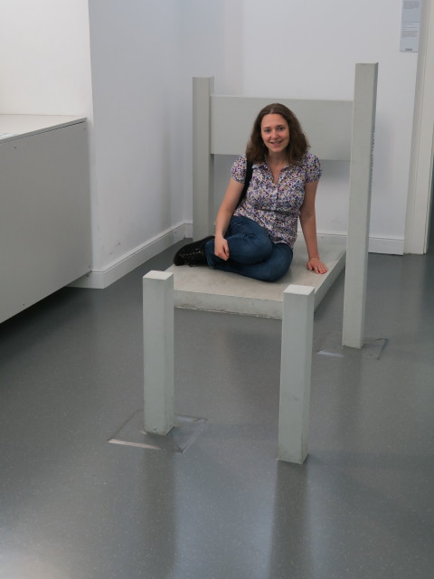 Sabine in der Stuhl-Illusion