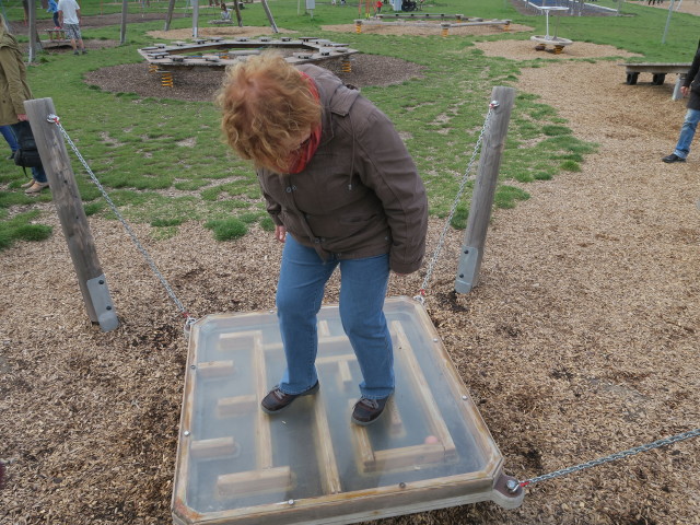 Brigitte in der Station 'Balancierparcours'
