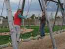 Mama und Brigitte in der Station 'Stehseilschaukel'