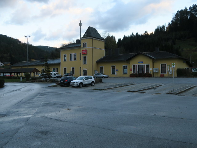 Bahnhof, 476 m