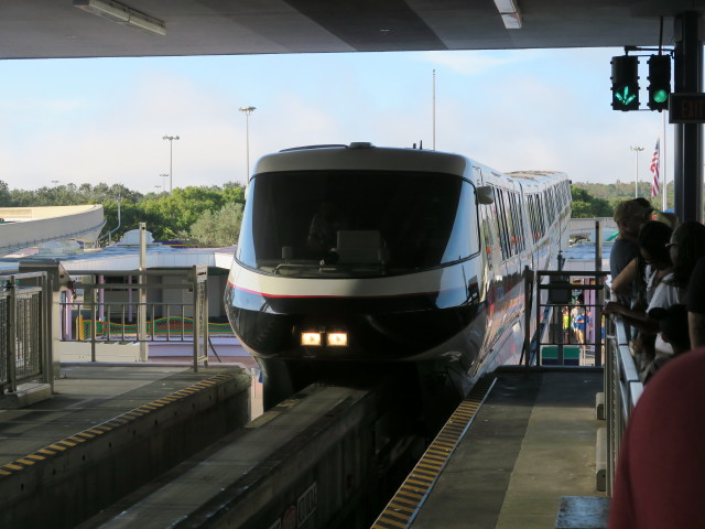 Walt Disney World Monorail in der Station Transportation and Ticket Center (7. Nov.)