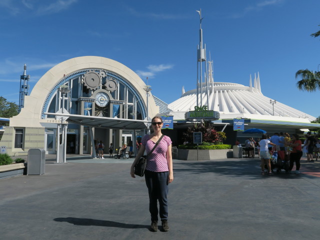 Sabine beim Space Mountain im Magic Kingdom (7. Nov.)
