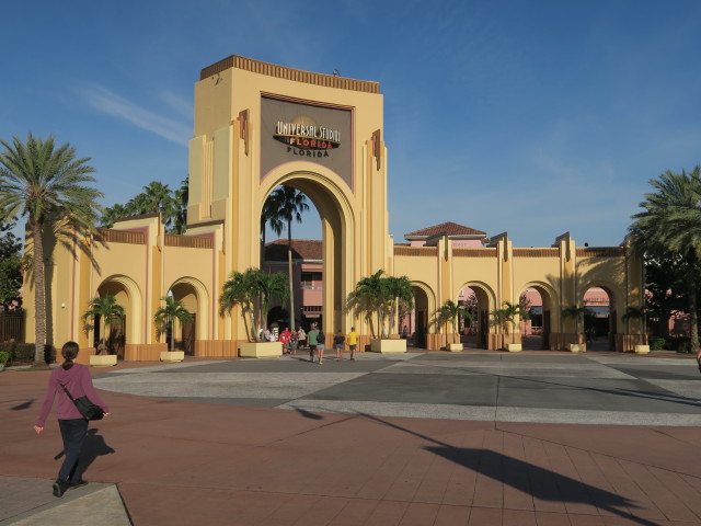 Sabine beim Eingang der Universal Studios Florida (8. Nov.)