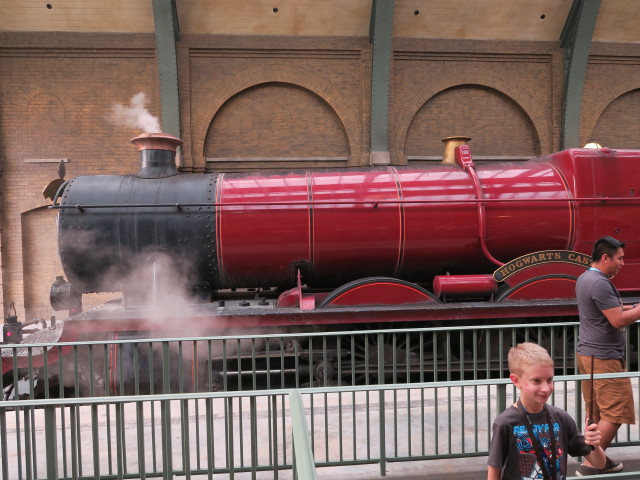 Hogwarts Express in der King's Cross Station in den Universal Studios Florida (8. Nov.)