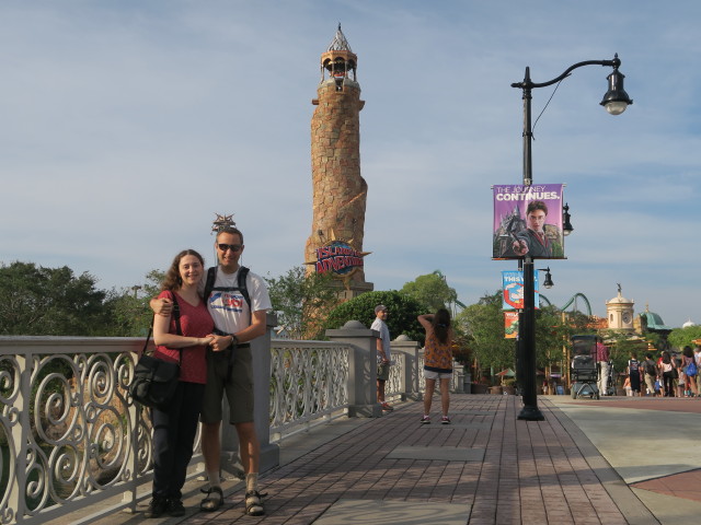 Sabine und ich beim Eingang von Universal's Islands of Adventure (9. Nov.)