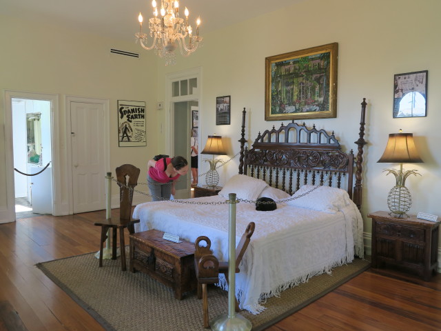 Sabine im Ernest Hemingway House in Key West (15. Nov.)