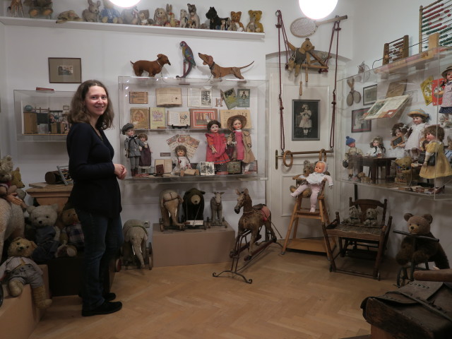 Sabine im Puppen- und Spielzeugmuseum
