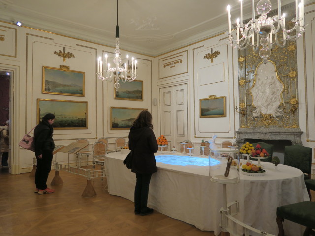 Sabine im Tafelzimmer