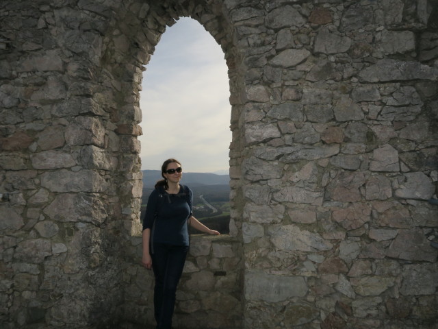Sabine in der Ruine Köhlerhütte, 571 m