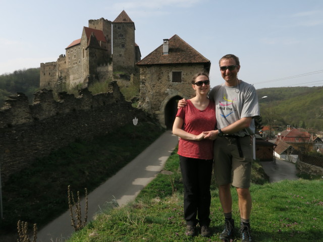 Sabine und ich bei der Burg Hardegg