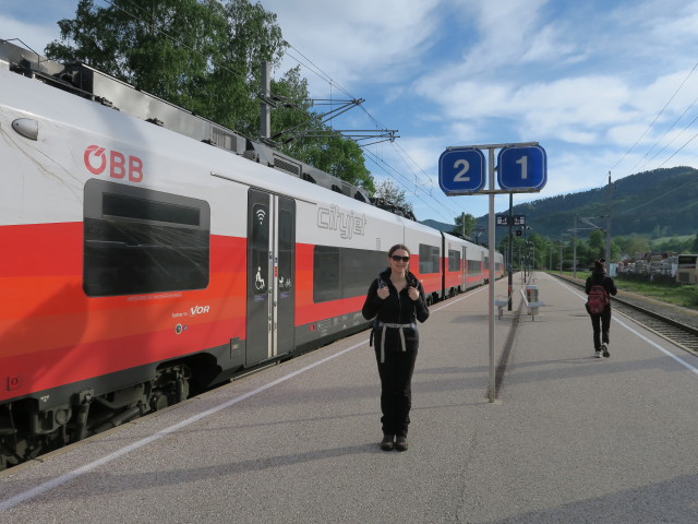 Sabine im Bahnhof Weyer, 404 m
