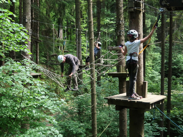 Kletterwald Buchenberg: Stefan, Karin und Katja Lin im Parcours 'Baummarder'