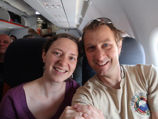 Sabine und ich am Flughafen Wien-Schwechat, 179 m (26. Mai)