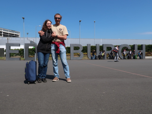 Sabine und ich am Edinburgh Airport, 41 m (26. Mai)