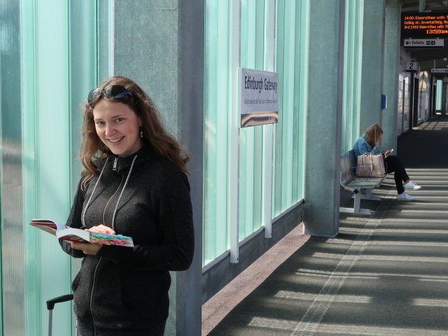 Sabine in der Edinburgh Gateway Station (26. Mai)