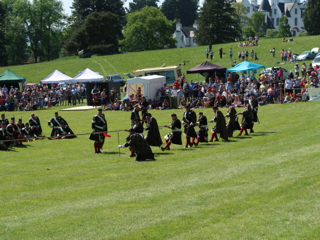 The Atholl Gathering beim Blair Castle: Atholl Highlanders Tug o' War (27. Mai)