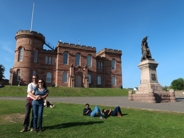 Ich und Sabine beim Inverness Castle (28. Mai)