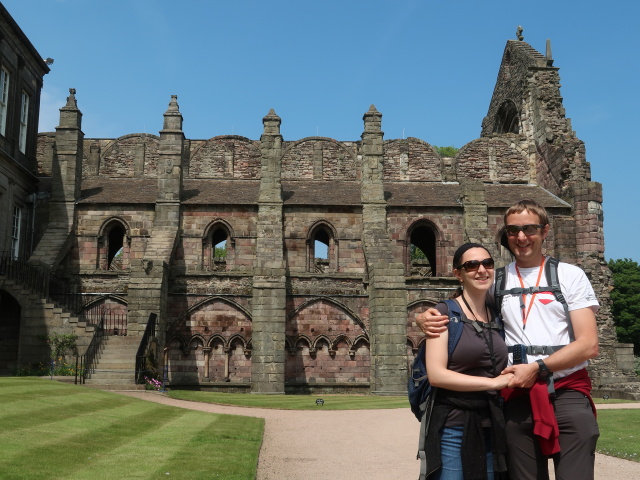 Sabine und ich bei der Holyrood Abbey in Edinburgh (1. Juni)